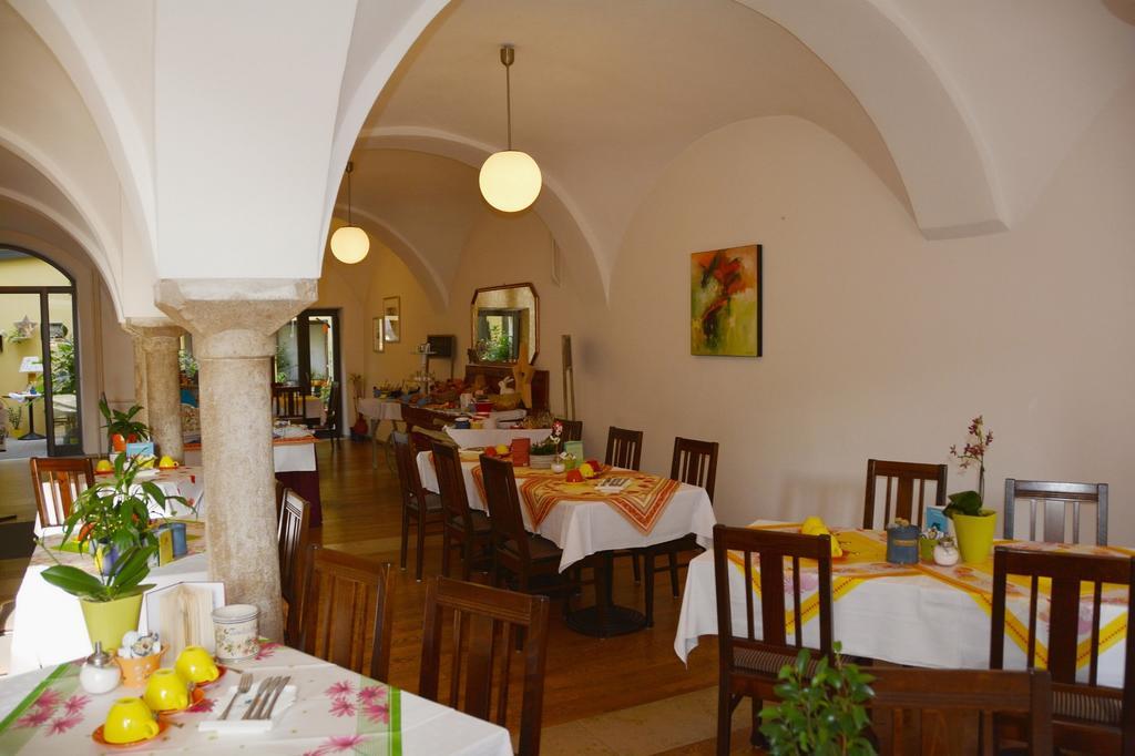 Stadt-Gut-Hotel Altstadt-Hotel Stern Neumarkt in der Oberpfalz Exterior foto